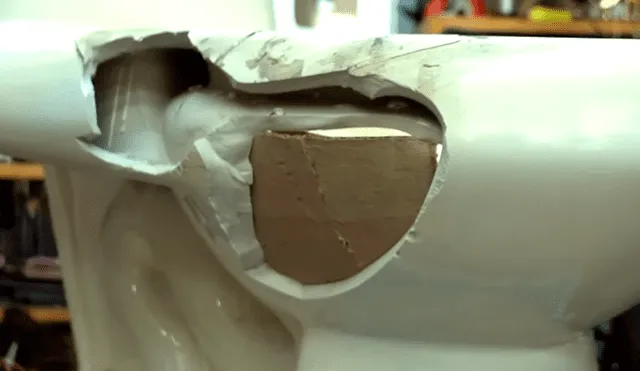 YouTube viral: Hombre trata de reparar inodoro con fideos instantáneos y ocurre lo inesperado [VIDEO]