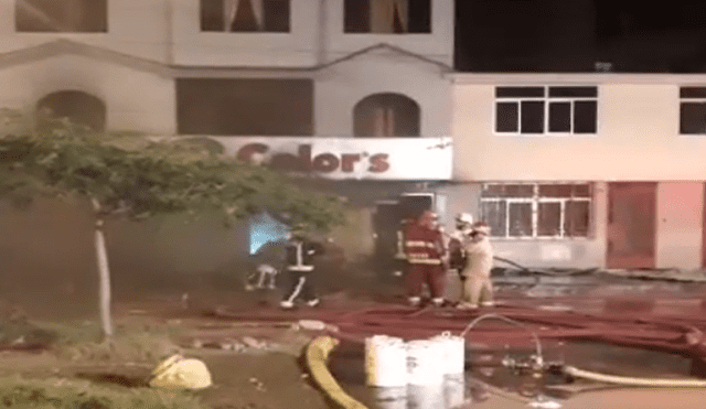 Comas: voraz incendio consumió una tienda de pinturas [VIDEO]