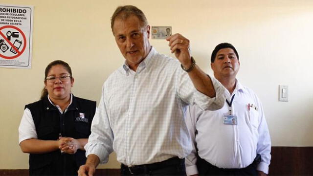 El alcalde de Lima, Jorge Muñoz, esperó por más de 10 minutos para sufragar. Foto: difusión.