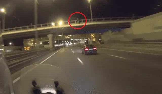 Asombro en YouTube, por la reacción que tuvo motociclista con un sujeto suicida [VIDEO]