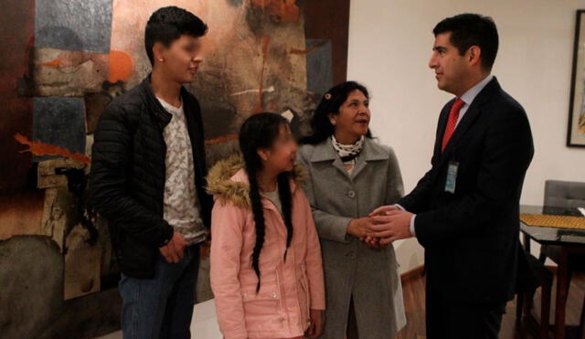 Lilia Paredes y sus hijos abordaron un vuelo que los llevó a territorio mexicano. Foto: Twitter