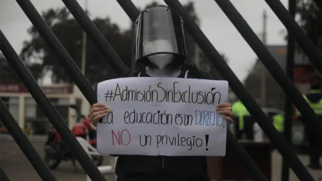 Alumnos de la Universidad Nacional Mayor de San Marcos realizan plantón en contra del examen de admisión virtual.  Créditos :Jorge Cerdan / La República.