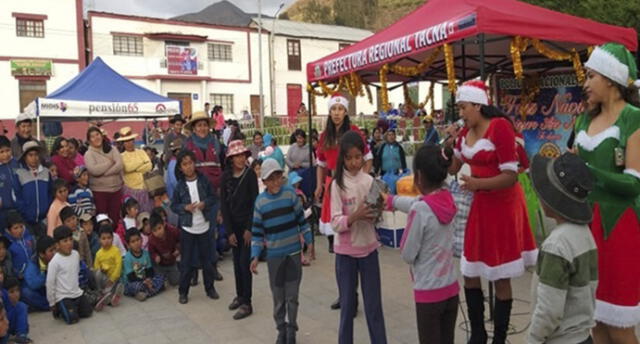 Tacna: Policía agasajó a niños de Tarata por Navidad