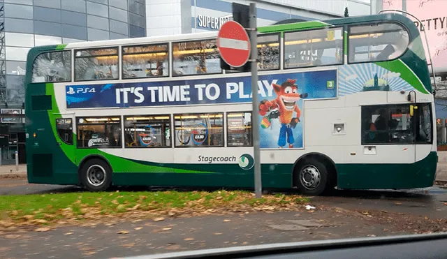 El bus promocional con el nuevo 'render' de Crash Bandicoot.