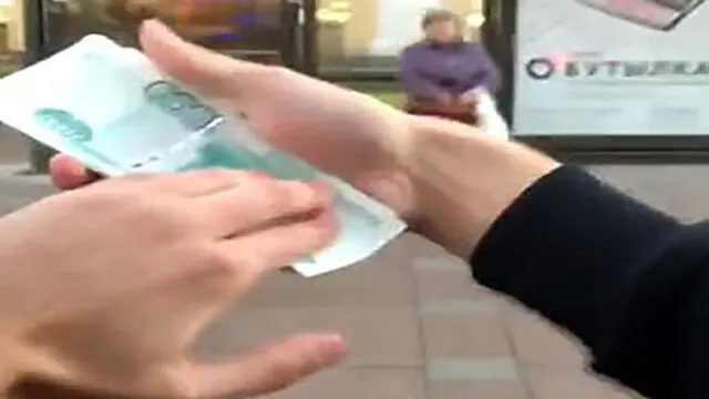 YouTube: adolescente lanza billetes desde su coche mientras se burla de los pobres [VIDEO]