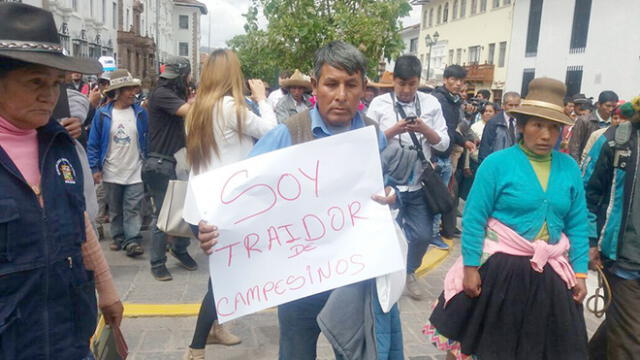 Cusco: Campesinos pasean con letreros de "soy traidor" a exdirigentes [VIDEO]