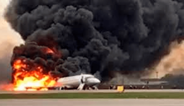 Pasajero de avión incendiado bloqueó la salida solo para salvar su equipaje