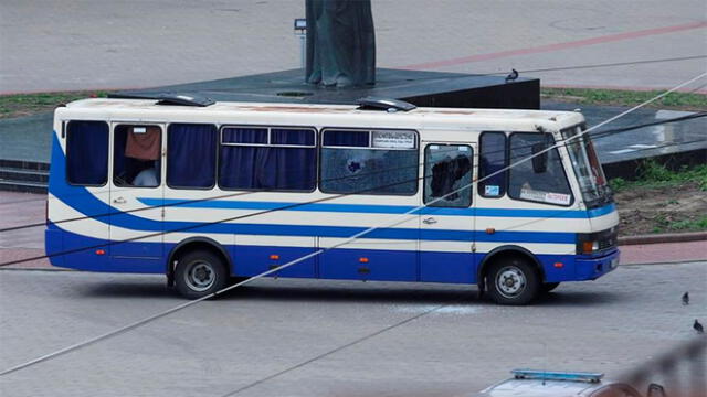 Un sujeto secuestra a 20 pasajeros en la ciudad de Lutsk, Ucrania. (Foto: EFE - Nikolay Martynyuk)