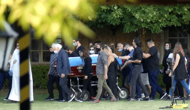 Los restos de Maradona fueron trasladados al cementerio privado Jardín Bella Vista, a unos 40 kilómetros de Buenos Aires. Foto: EFE/ENRIQUE GARCIA MEDINA.