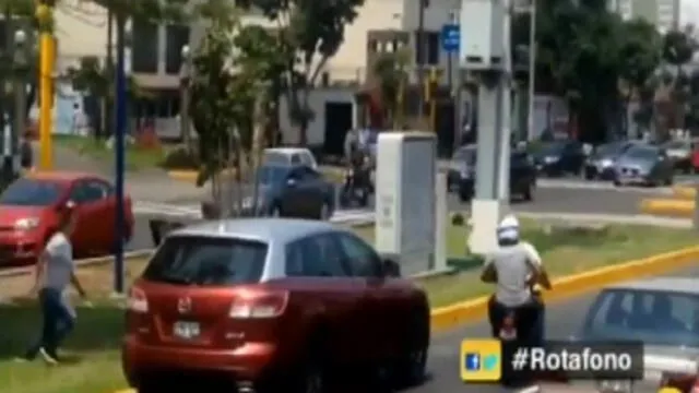Dos delincuentes armados asaltaron camioneta en avenida La Marina [VIDEO] 