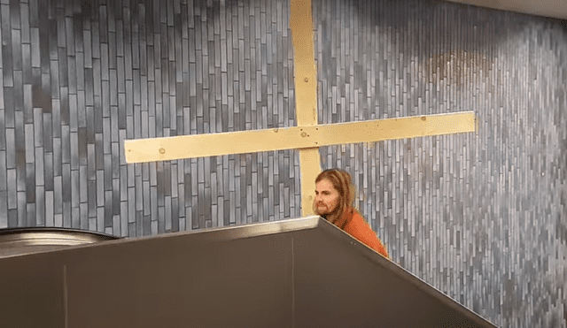 YouTube Viral: 'Jesús' quiso subir por escalera eléctrica y pasa lo peor [VIDEO]