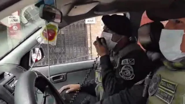 Policías recuerdan a los ciudadanos de Puno medidas de restricción.