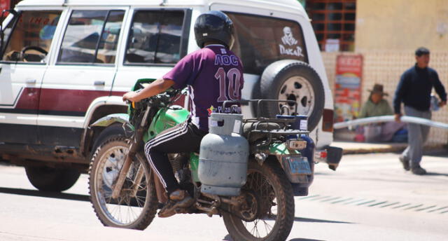 En Cusco reactivarán norma que prohíbe transporte de balones de gas en motos y bicicletas.