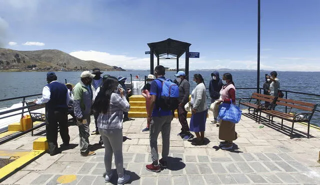 Turistas nacionales llegaron hasta el puerto lacustre de Puno para abordar lanchas. Foto: Juan Carlos Cisneros