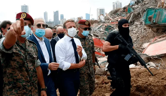 Emmanuel Macron, rodeado de militares libaneses, visitó el lugar devastado de la explosión en el puerto de Beirut. Foto: AFP