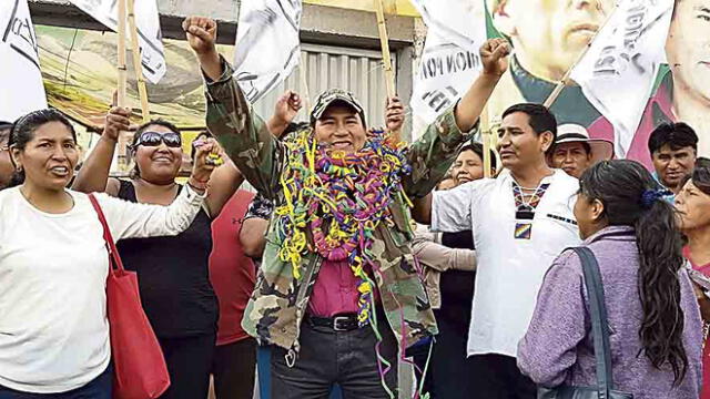 postura radical. Virtual congresista en Tacna por UPP, Héctor Maquera Chávez, salió a celebrar con sus simpatizantes. Sostuvo que se debe promover una revolución en el país.