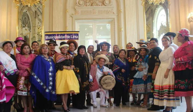 Tarde de música andina en la Plaza Armas de Lima