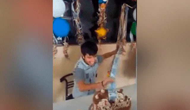 Facebook viral: Cumpleañero corta su torta y descubre el regalo escondido en su interior 
