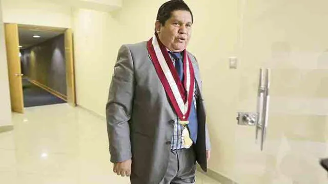 Gutiérrez envía carta notarial a gobernador de Arequipa para que se rectifique