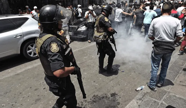 Policía logró restablecer el orden en la Plaza San Martín tras replegar a  colectiveros con bombas lacrimógenas. Foto: GLR / Michael Ramón