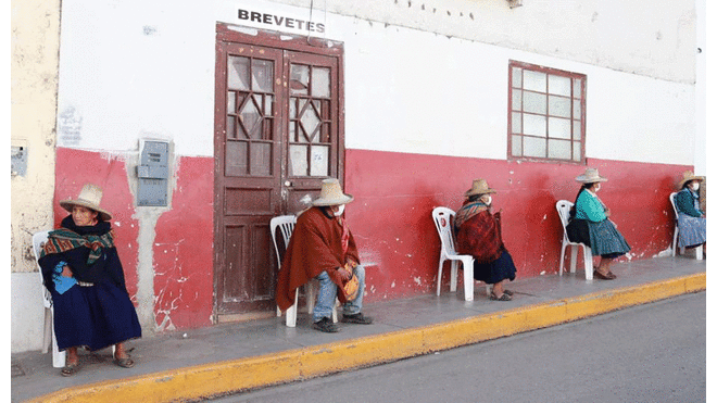 Coronavirus: protegen a ancianos que hacían cola en los exteriores de banco de Cajamarca 