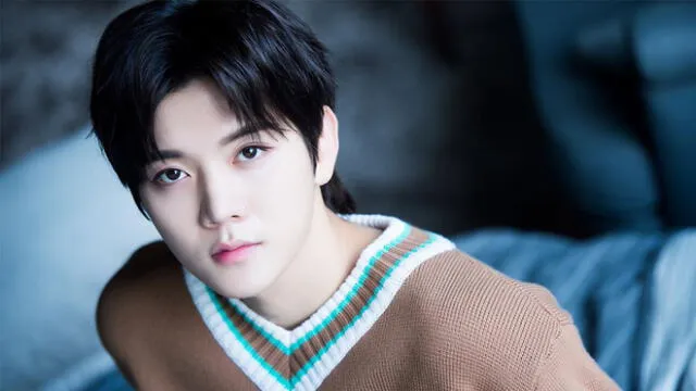 Ren debutó en el 2012 como cantante en el grupo de K-pop NU'EST.