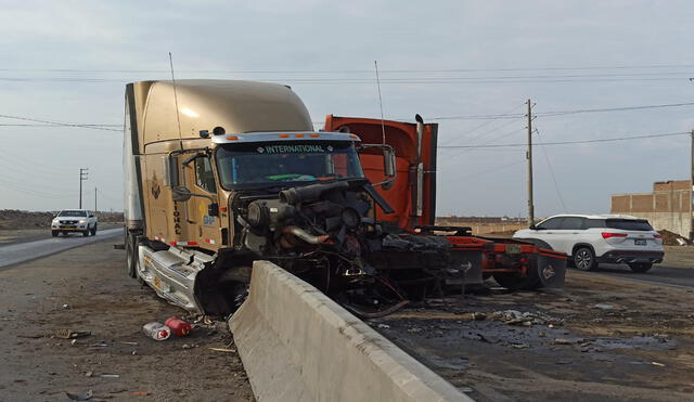 Trailer quedó impactado contra muro enplena Pnamericana. Foto: Sergio Verde/URPI-LR