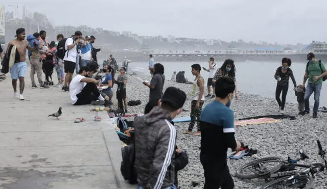 Entre adultos y menores de edad, decenas acudieron a playas, pero algunos sin tomar las precauciones del caso. Foto: Jhon Reyes / La República