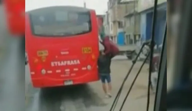 Conductores de buses aseguraron que sus pasajeros sufren robos a diario. (Foto: Captura de video / Latina Noticias)