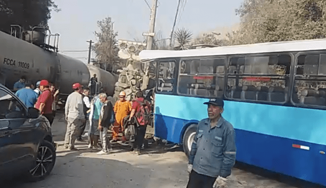 Reportan heridos tras choque de tren contra bus lleno de estudiantes en Chaclacayo. Foto: Captura de video