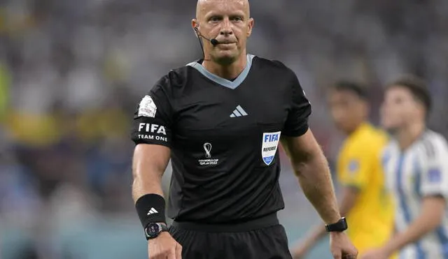 Szymon Marciniak durante el partido entre Argentina y Australia por los octavos de final. Foto: AFP