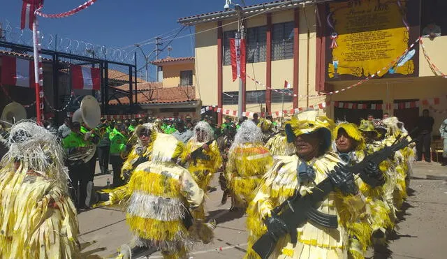 Puno: Mil presos organizaron colorido desfile por Fiestas Patrias en penal de Juliaca [FOTOS]