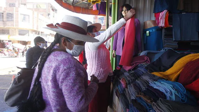 Compradoras en el mercado Túpac Amaru de Juliaca. Foto: Juan Carlos Cisneros.