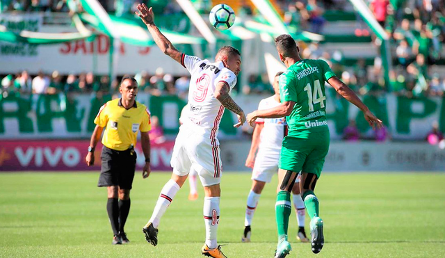 Flamengo, con Guerrero y Trauco, venció 1-0 a Chapecoense por el Brasileirao [VIDEO]