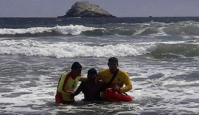 Chimbote: Rescatan a 7 bañistas cuando estaban a punto de morir ahogados