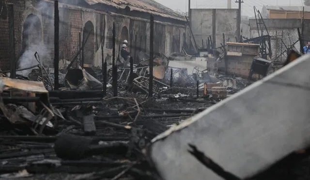 Damnificados del incendio en Cercado de Lima. Foto: Jorge Cerdán/ La República.