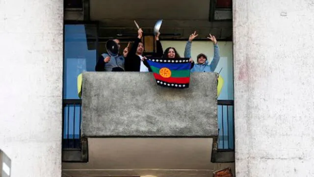 Personas celebran en Chile después de la votación de la Cámara de Diputados. Foto: AFP.