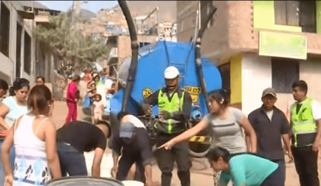 Camiones cisterna reparten agua con resguardo policial [VIDEO]