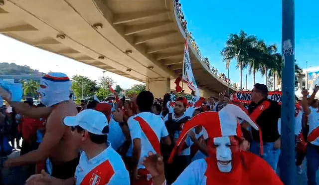 Niños, jóvenes y adultos, saltaban y cantaban con euforia antes de entrar al estadio Maracaná. Créditos: Captura/ @ToñoQuiroga