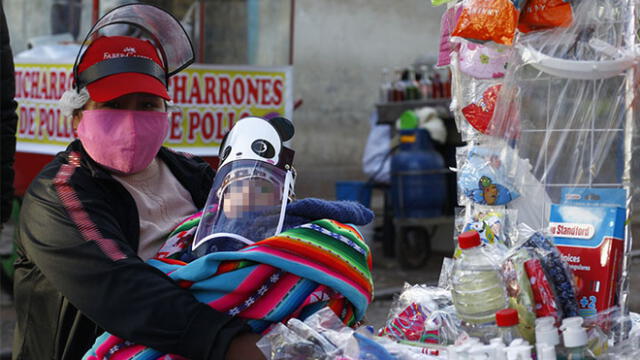 Demasiana Quispe, vendedora ambulante acompañada de su hijo de meses se nacido. Foto: Juan Carlos Cisneros.