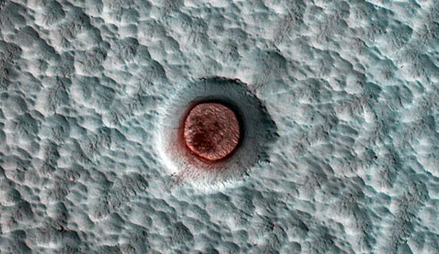 Cráter observado en el polo norte de Marte. Imagen: MRO / NASA.