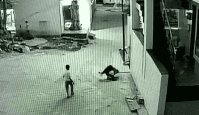 YouTube: niño sobrevive a caída de 12 metros gracias a rápida acción de su amigo [VIDEO]
