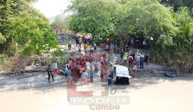 Auto cae a río Marañón