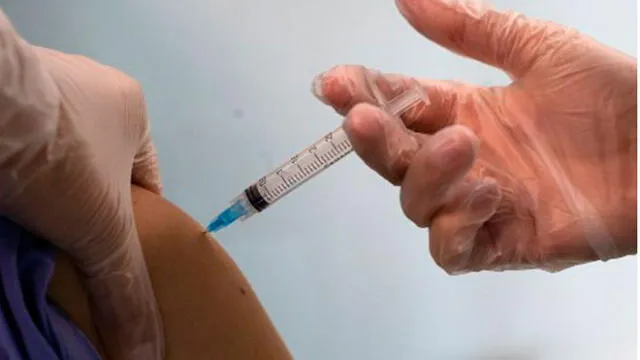 Un trabajador médico recibió la vacuna Pfizer/BioNTech COVID-19 en el Hospital Posta Central en Santiago. Foto: AFP