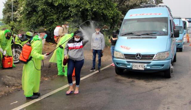 Venezolanos son desinfectados en el municipio de Los Patios, en el departamento de Norte de Santander (Colombia), antes de ser deportados a Venezuela. Foto: EFE