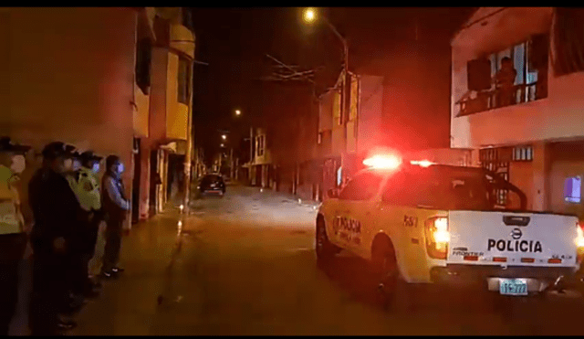 Vecinos rezan por policías ante aumento de contagios y muertes por coronavirus Trujillo