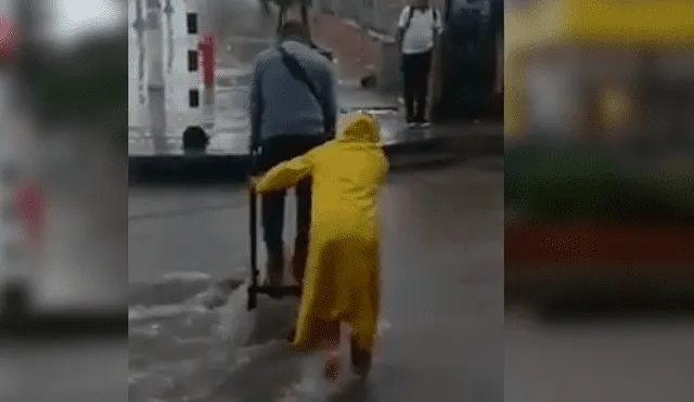 Astuto hombre encontró una particular fuente de ingresos en la terrible situación de calles inundadas por las fuertes lluvias