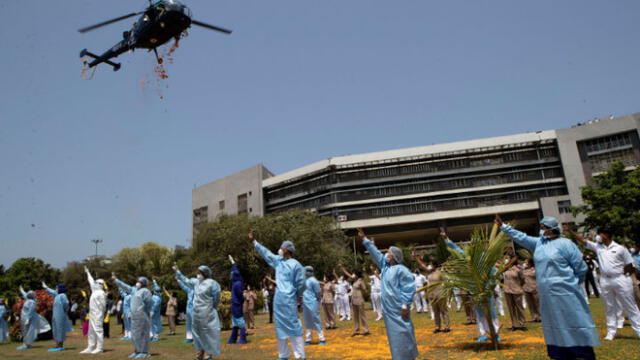 Los helicópteros de la Fuerza Aérea, la Marina y la Guardia Costera realizaron el homenaje. Fuente: AP.