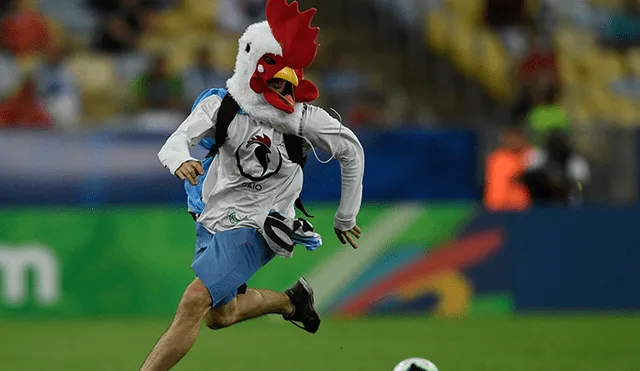 El "hombre pollo" lanzó fuertes calificativos contra los chilenos tras ser pateado por Gonzalo Jara.