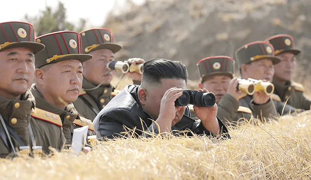 El líder norcoreano Kim Jong Un inspeccionando una competencia de fuego de artillería entre grandes unidades combinadas del Ejército Popular de Corea (KPA). | Foto: STR / KCNA vía KNS / AFP